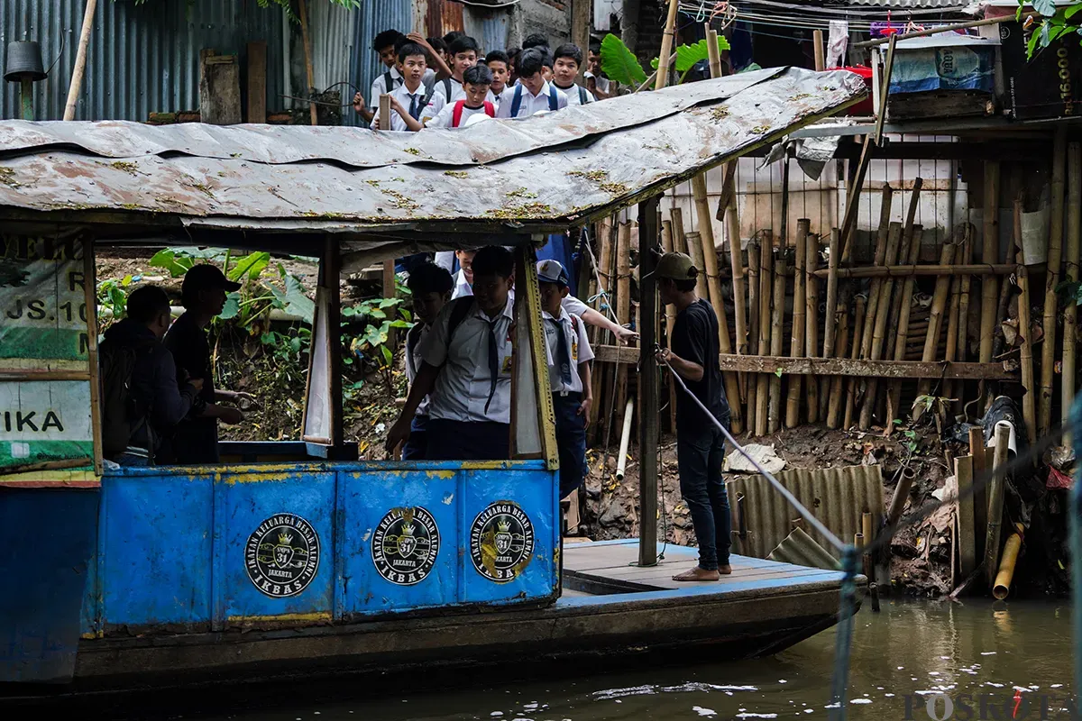 Sejumlah pelajar sekolah menengah ketika sebelum dan sesudah menaiki perahu eretan usai jam pulang sekolah untuk menyeberangi Kali Pesanggrahan, Jakarta Selatan, Selasa, 4 Februari 2025. (Sumber: Poskota/Bilal Nugraha Ginanjar)