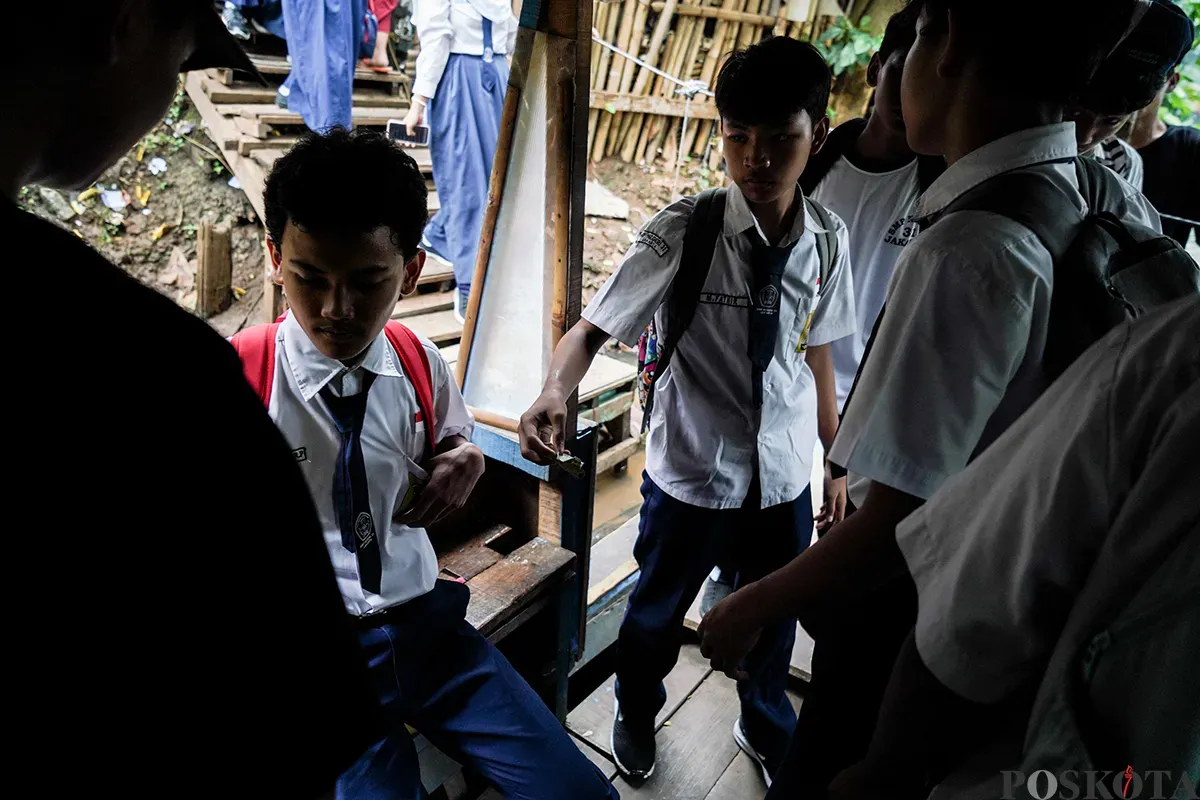 Sejumlah pelajar sekolah menengah ketika sebelum dan sesudah menaiki perahu eretan usai jam pulang sekolah untuk menyeberangi Kali Pesanggrahan, Jakarta Selatan, Selasa, 4 Februari 2025. (Sumber: Poskota/Bilal Nugraha Ginanjar)