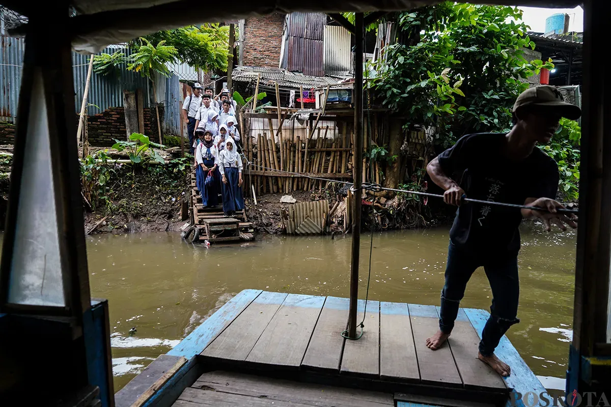 Sejumlah pelajar sekolah menengah ketika sebelum dan sesudah menaiki perahu eretan usai jam pulang sekolah untuk menyeberangi Kali Pesanggrahan, Jakarta Selatan, Selasa, 4 Februari 2025. (Sumber: Poskota/Bilal Nugraha Ginanjar)