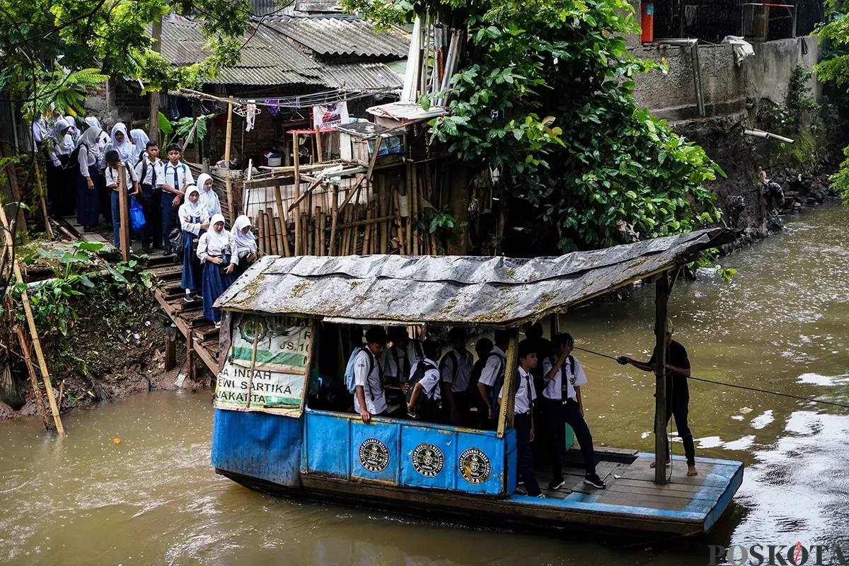 Sejumlah pelajar sekolah menengah ketika sebelum dan sesudah menaiki perahu eretan usai jam pulang sekolah untuk menyeberangi Kali Pesanggrahan, Jakarta Selatan, Selasa, 4 Februari 2025. (Sumber: Poskota/Bilal Nugraha Ginanjar)