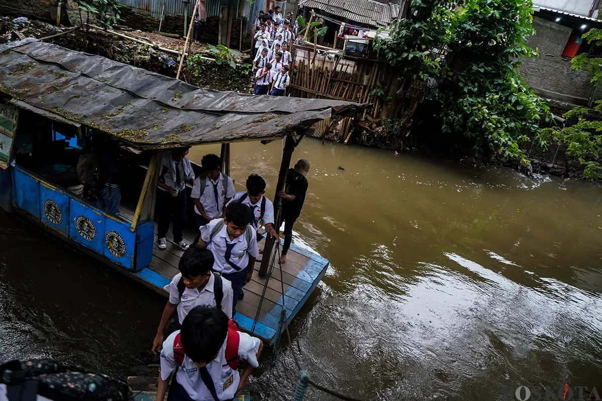 Sejumlah pelajar sekolah menengah ketika sebelum dan sesudah menaiki perahu eretan usai jam pulang sekolah untuk menyeberangi Kali Pesanggrahan, Jakarta Selatan, Selasa, 4 Februari 2025. (Sumber: Poskota/Bilal Nugraha Ginanjar)