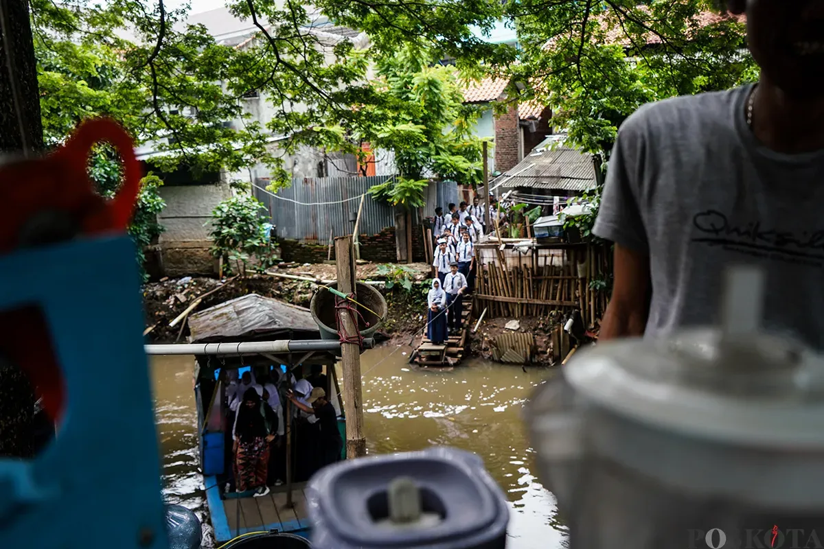 Sejumlah pelajar sekolah menengah ketika sebelum dan sesudah menaiki perahu eretan usai jam pulang sekolah untuk menyeberangi Kali Pesanggrahan, Jakarta Selatan, Selasa, 4 Februari 2025. (Sumber: Poskota/Bilal Nugraha Ginanjar)