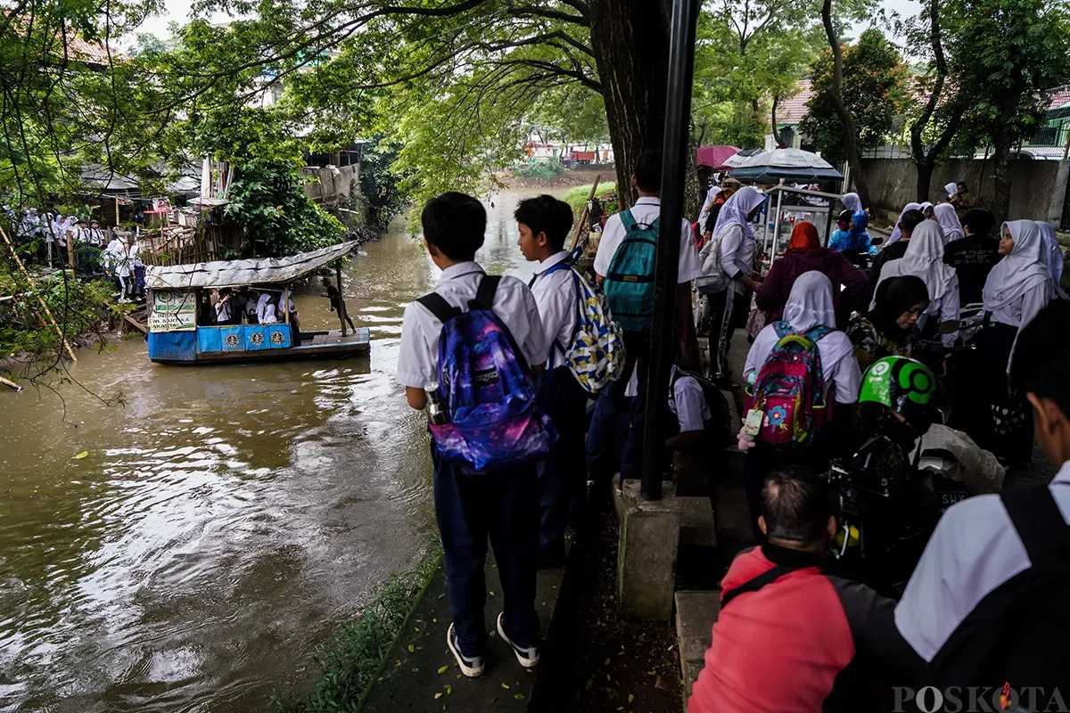 Sejumlah pelajar sekolah menengah ketika sebelum dan sesudah menaiki perahu eretan usai jam pulang sekolah untuk menyeberangi Kali Pesanggrahan, Jakarta Selatan, Selasa, 4 Februari 2025. (Sumber: Poskota/Bilal Nugraha Ginanjar)