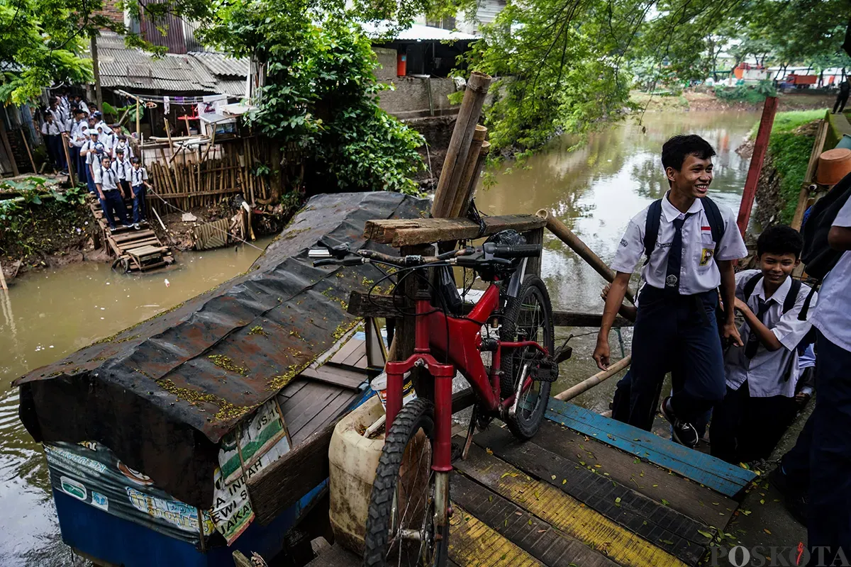 Sejumlah pelajar sekolah menengah ketika sebelum dan sesudah menaiki perahu eretan usai jam pulang sekolah untuk menyeberangi Kali Pesanggrahan, Jakarta Selatan, Selasa, 4 Februari 2025. (Sumber: Poskota/Bilal Nugraha Ginanjar)