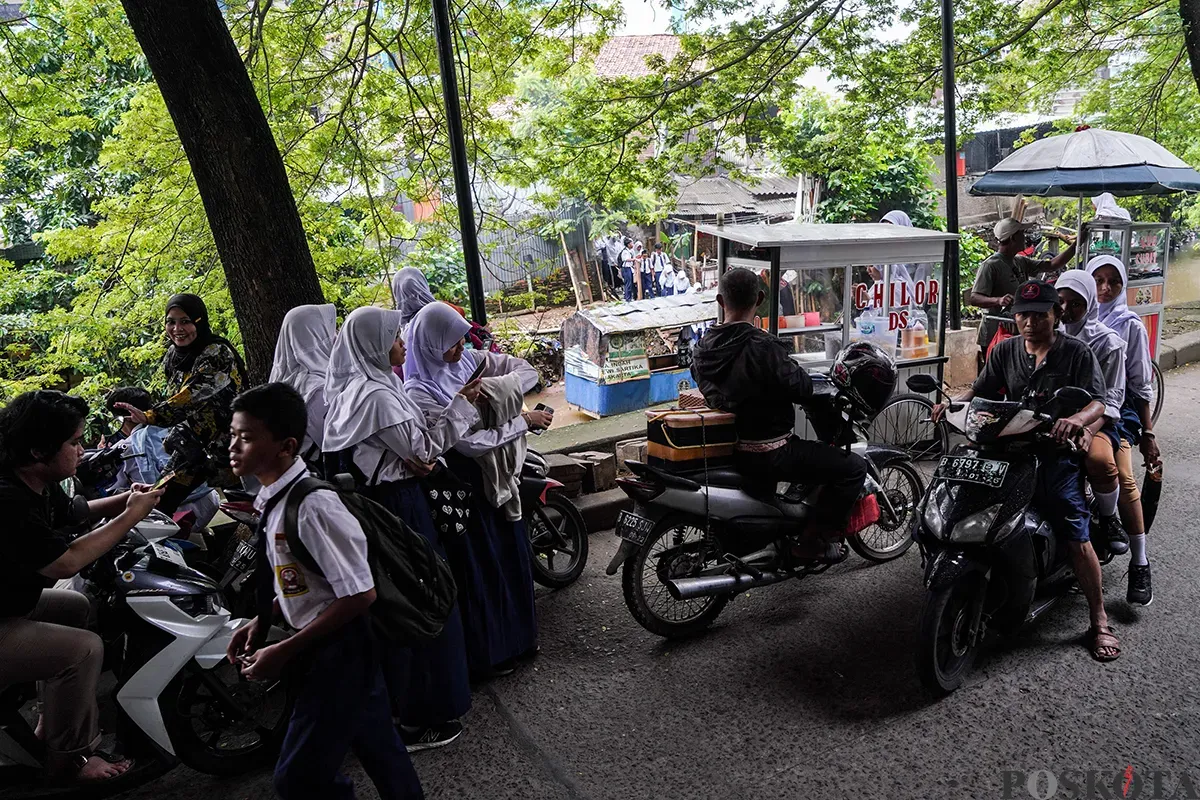 Sejumlah pelajar sekolah menengah ketika sebelum dan sesudah menaiki perahu eretan usai jam pulang sekolah untuk menyeberangi Kali Pesanggrahan, Jakarta Selatan, Selasa, 4 Februari 2025. (Sumber: Poskota/Bilal Nugraha Ginanjar)