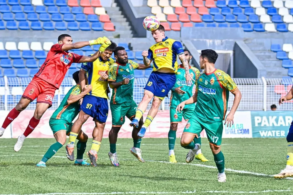 Persikota Tangerang vs Sriwijaya FC di babak playoff degradasi Liga 2 2024-25. (Foto: Instagram/@persikotafc1994)