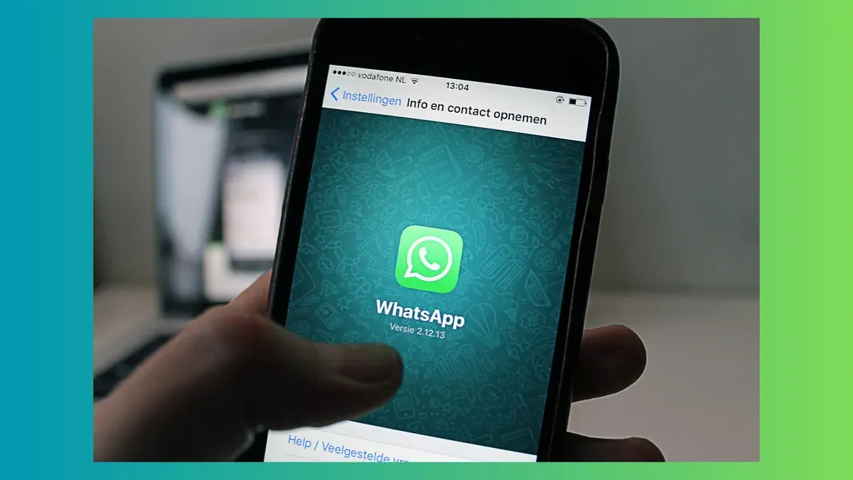 Cara gunakan fitur musik di status WhatsApp. (Canva)