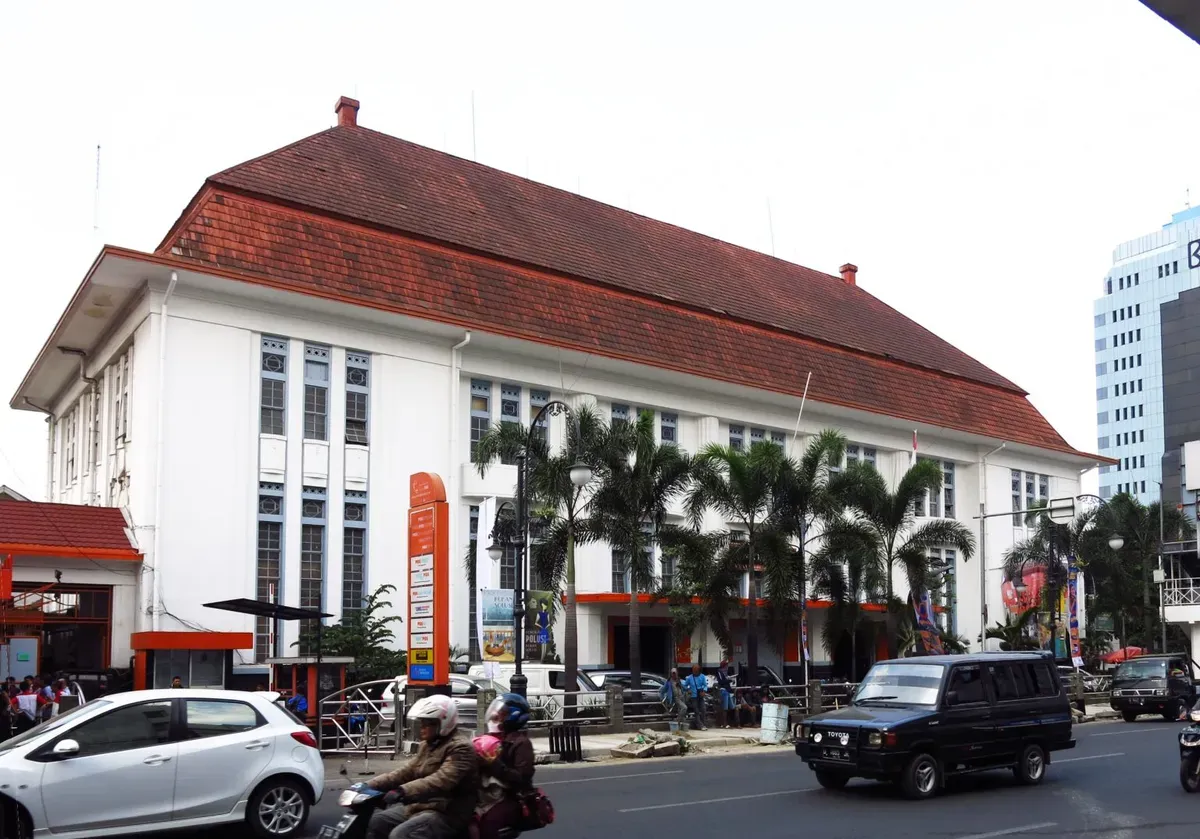 Gedung Kantor Pos Besar Kota Bandung yang menjadi salah satu bangunan cagar budaya. (Sumber: Dok. Kemdikbud)