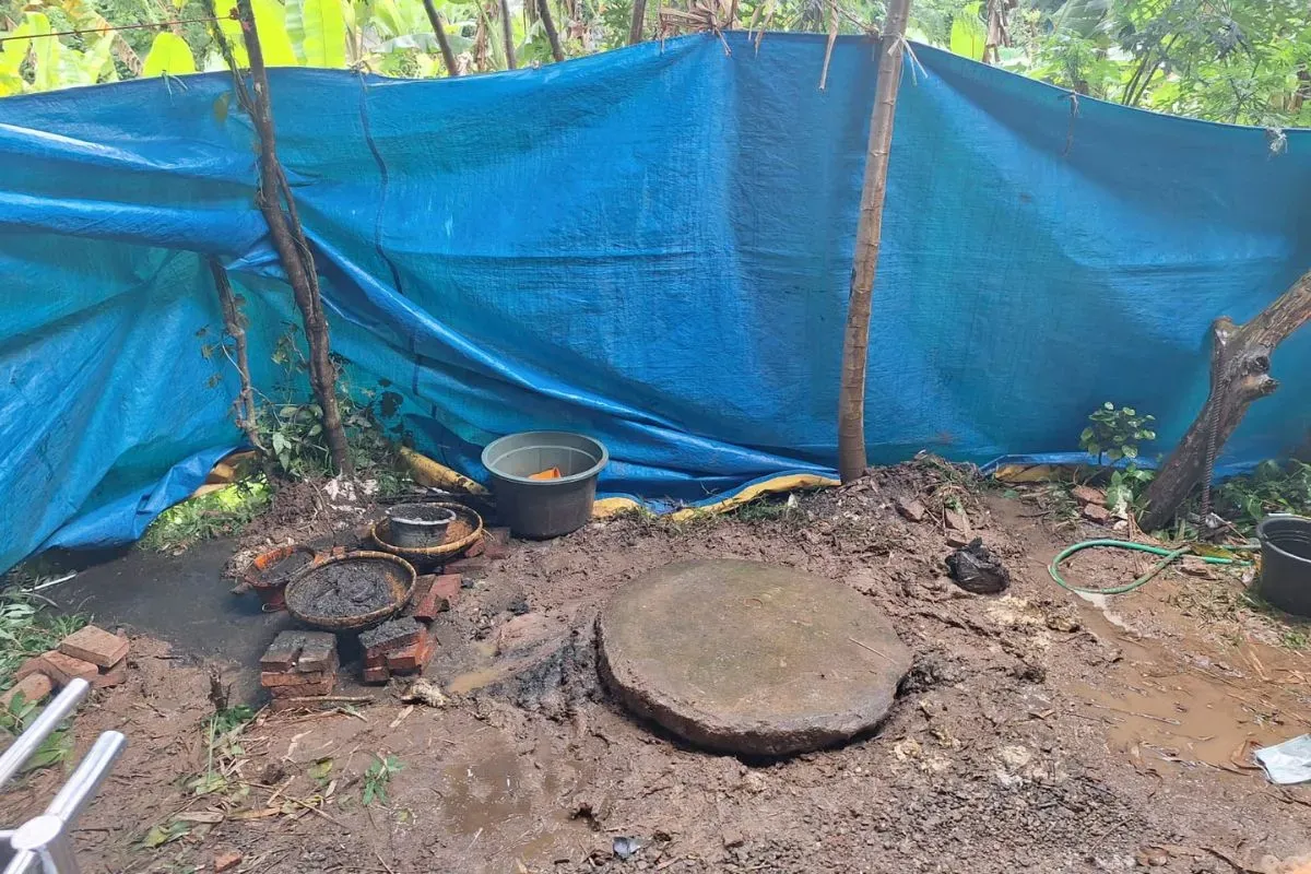 Lokasi septic tank sedalam dua meter berada di samping rumah pelaku di Cibarusah, Kabupaten Bekasi, Rabu, 5 Februari 2025. (Sumber: Poskota/Ihsan Fahmi)