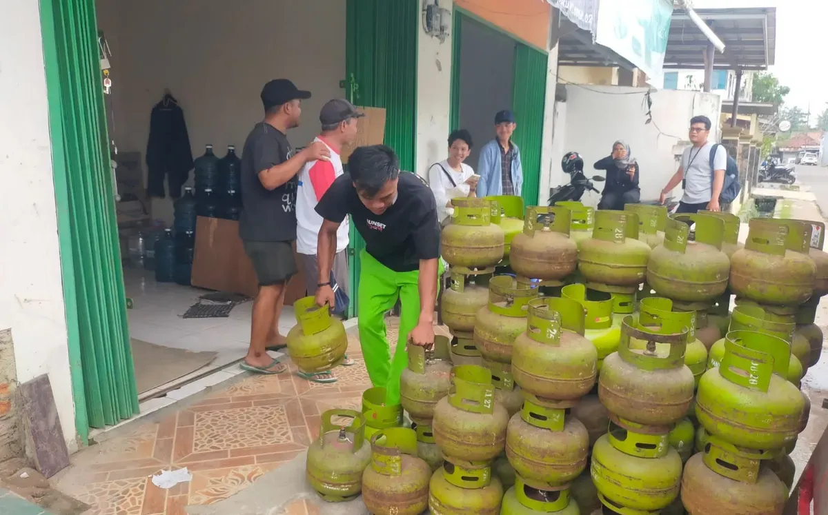 Warung pengecer gas Lpg ukuran 3 kilo gram di Lebak saat menerima pasokan gas dari distributor. (Sumber: Dok. Warga)