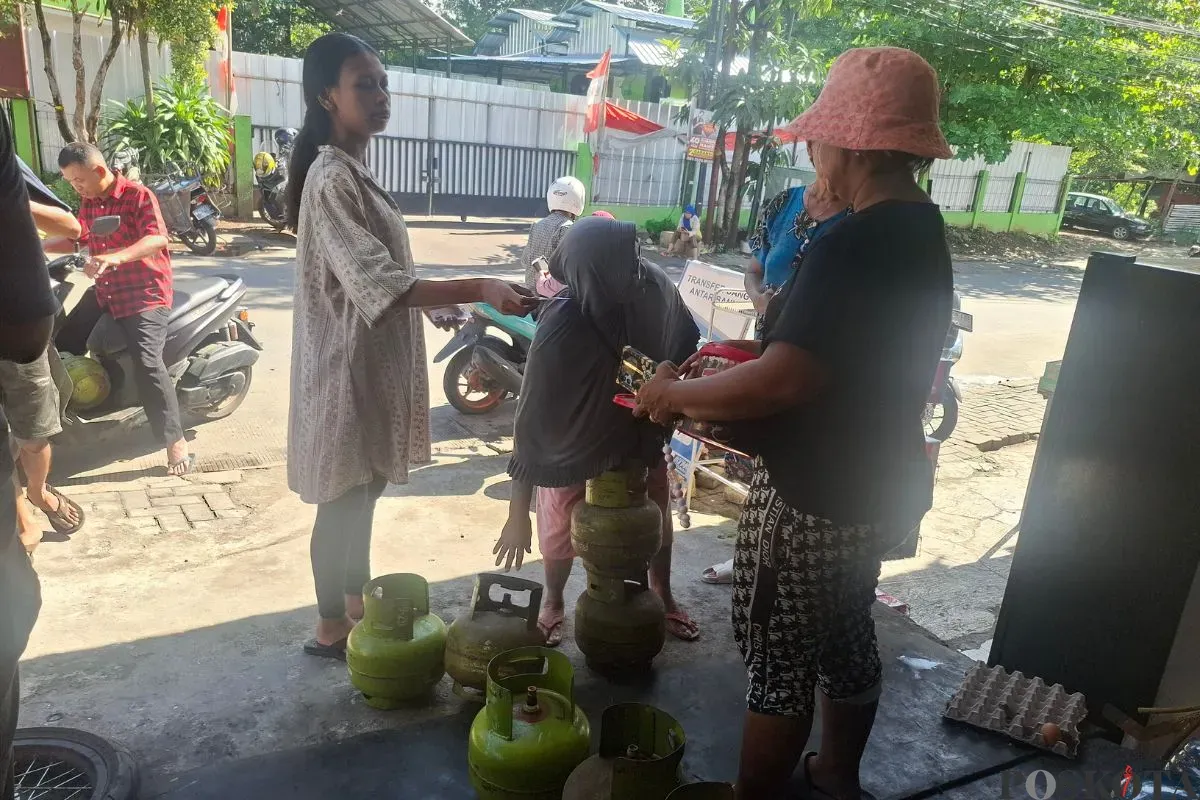 Konsumen warung kelontong membeli gas elpiji 3 kg di Jalan Bungur Raya, Kelurahan Harjamukti, Kecamatan Tapos, Kota Depok, Rabu, 5 Februari 2025. (Sumber: Poskota/Angga Pahlevi)