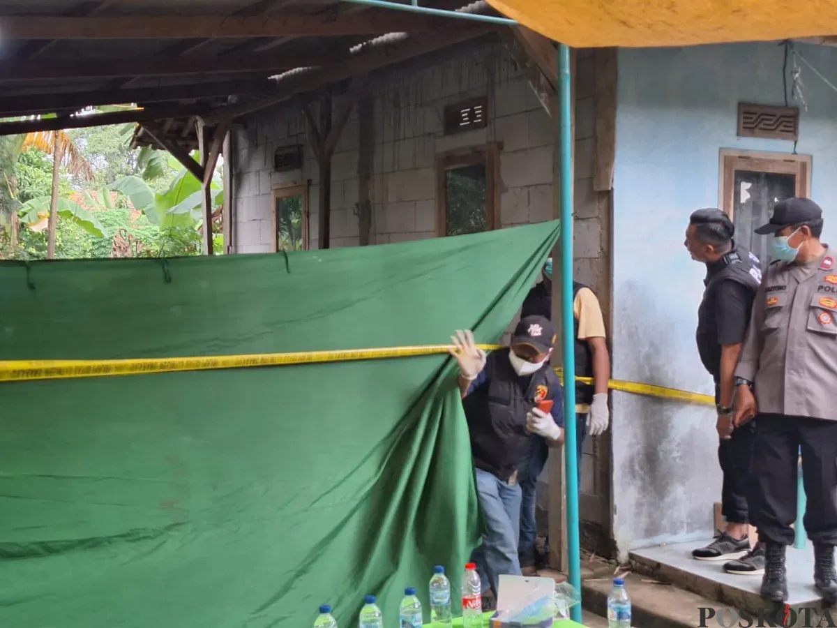 Polisi berada di area septic tank rumah pelaku, di Cibarusah, Kabupaten Bekasi, Rabu, 5 Februari 2025. Septic tank ini diduga menjadi tempat pelaku mengubur korban lain. (Sumber: Poskota/Ihsan Fahmi)