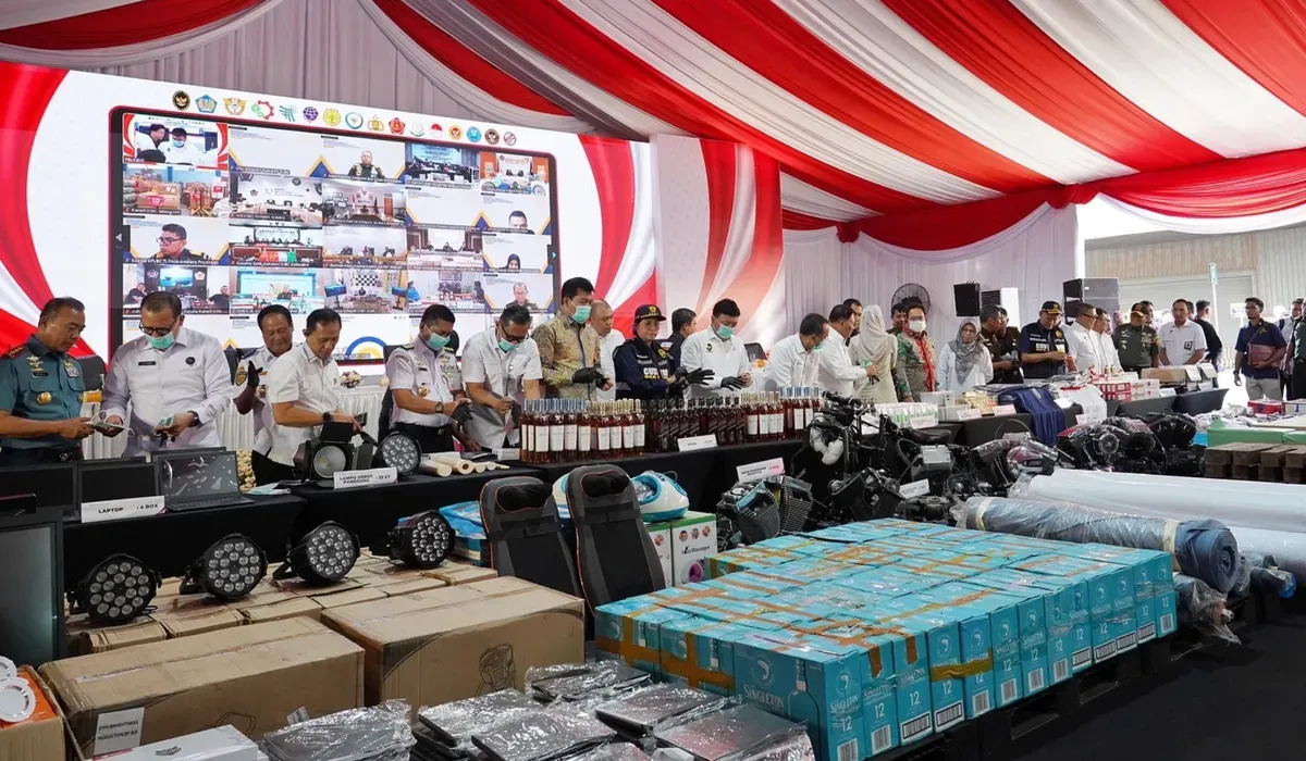 Menkeu Sri Mulyani  dan Menteri Koordinator Bidang Politik dan Keamanan (Menko Polkam) Budi Gunawan dalam konferensi Pers Desk Pencegahan dan Pemberantasan Penyelundupan di Pelabuhan Tanjung Perak, Surabaya. (Sumber: Dok Instagram Menkeu Sri Mulyani)