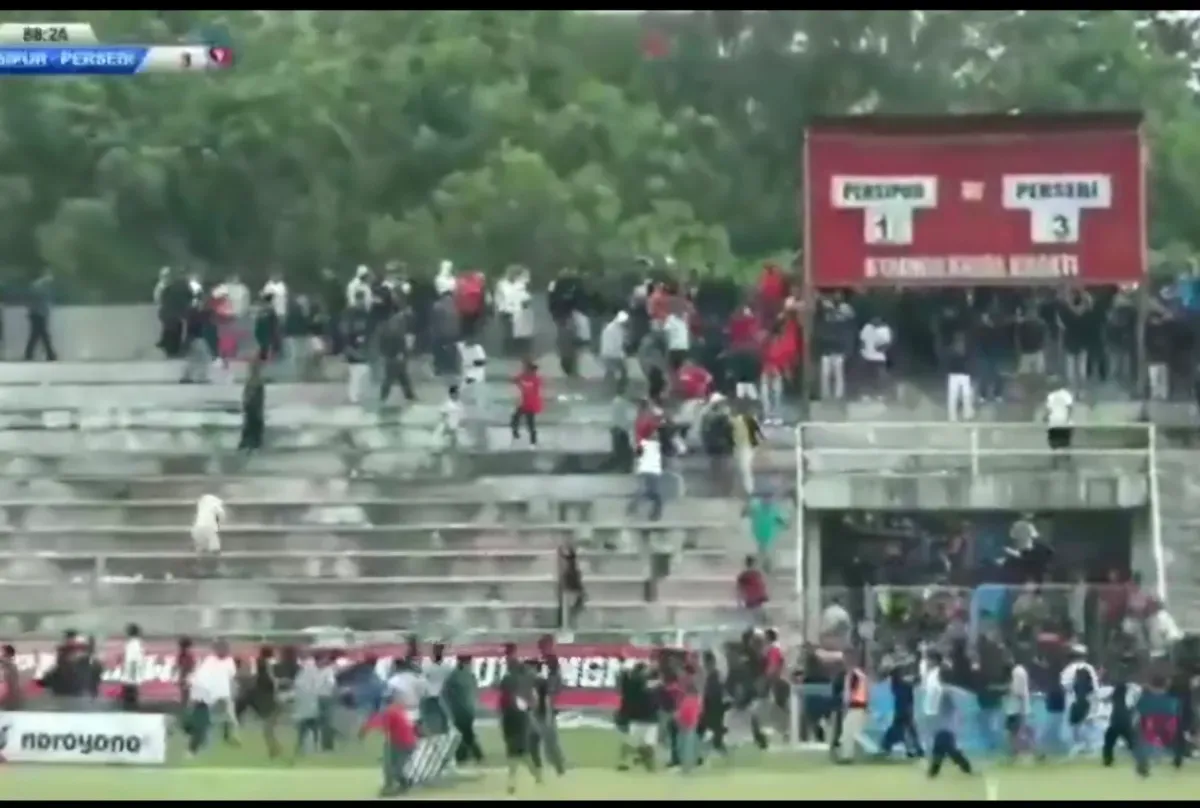 Kericuhan suporter terjadi di laga antara Persipur vs Persebi, Polres Grobogan amankan sejumlah suporter. (Sumber: X/ garagarabola_)