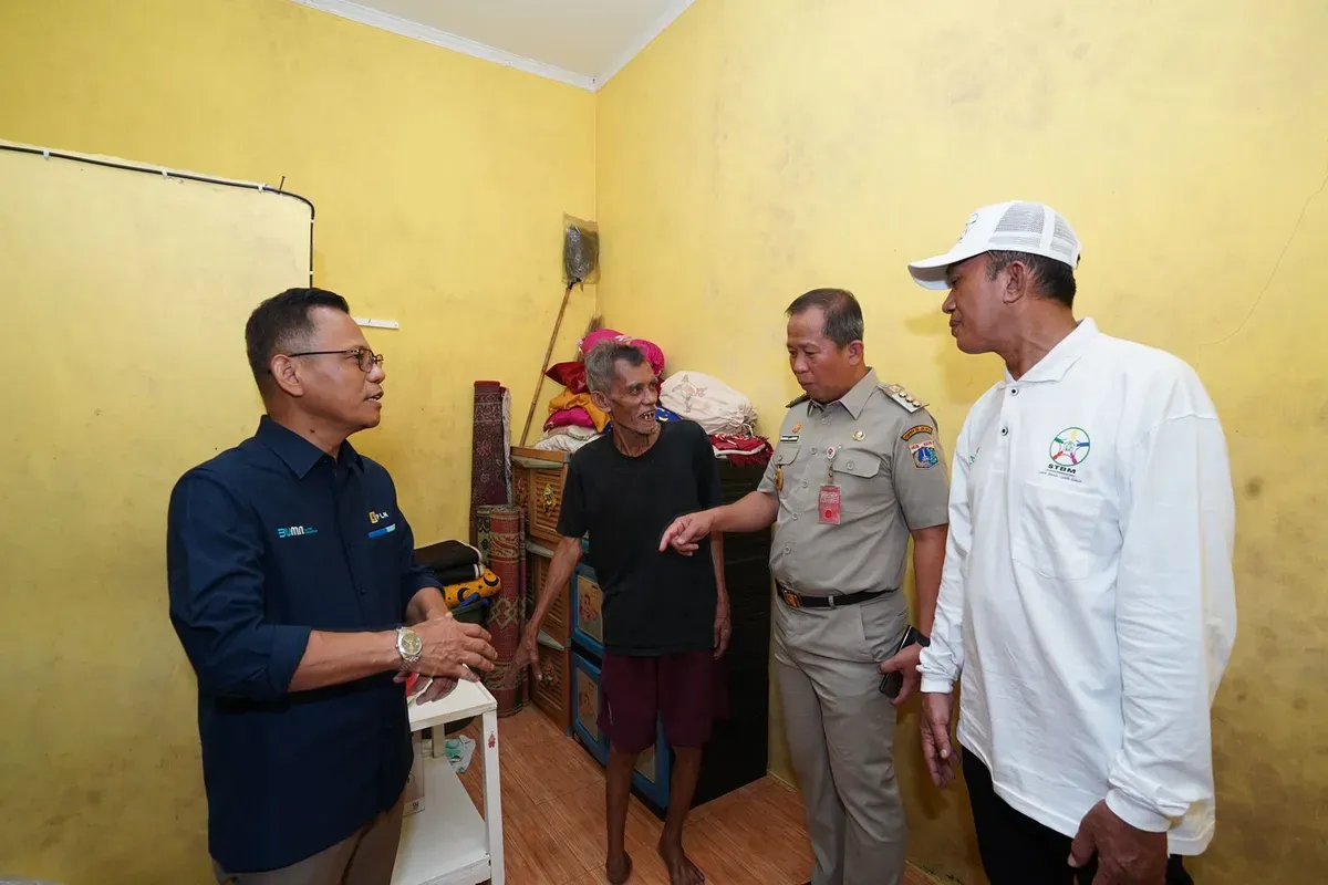 Wali Kota Jakut, Ali Maulana (kedua dari kanan) dan General Manager PLN UID Jakarta Raya, Lasiran (paling kiri) tinjau rumah warga yang dapat bantuan sanitasi di Jakarta Utara. (Sumber: Dok. PLN UID Jakarta Raya)