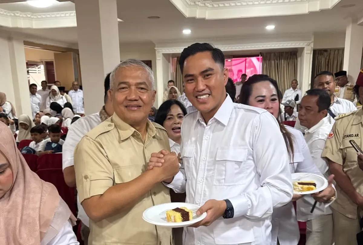 Anggota Komisi IV DPRD Jawa Barat Fraksi Partai Gerindra, Abdul Karim (kanan), bersama Ketua DPD Partai Gerindra Jawa Barat, Amir Mahpud. (Sumber: Dok. Fraksi Partai Gerindra DPRD Jawa Barat)