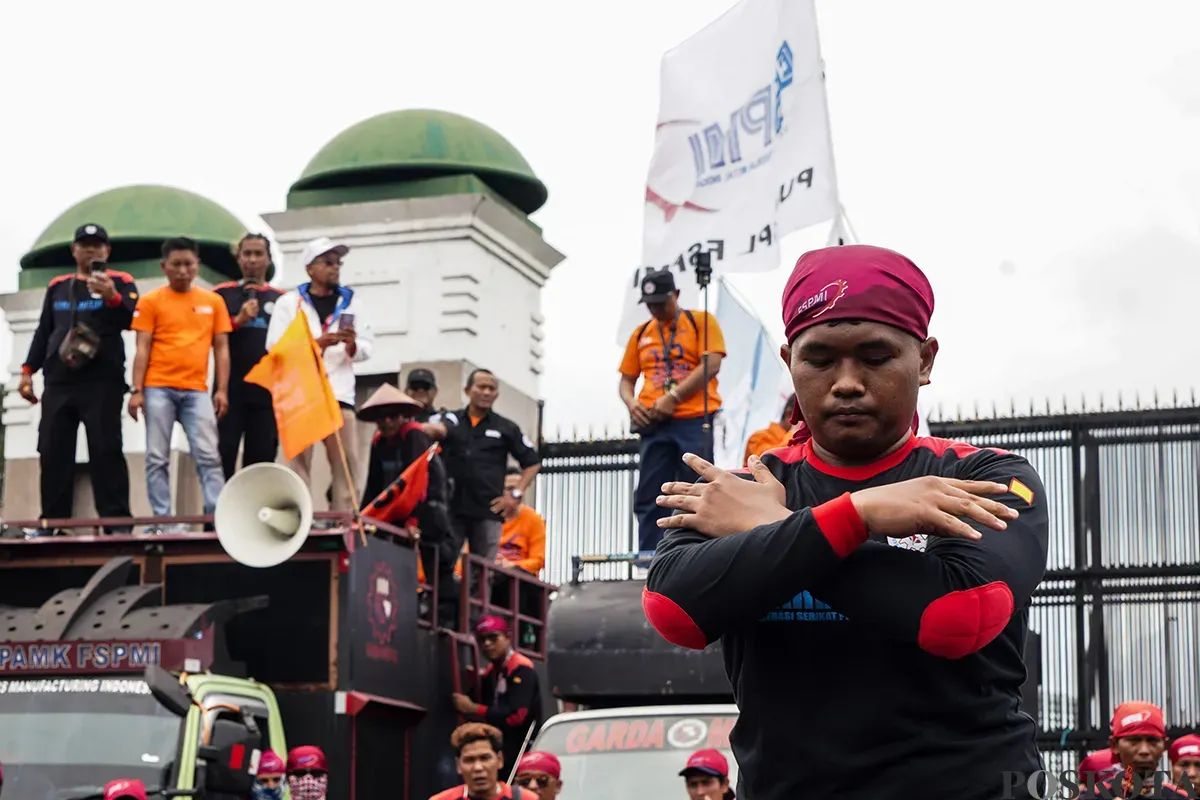 Ratusan buruh yang tergabung dari berbagai serikat pekerja melakukan kasi damai dengan menampilkan teatrikal pencak silat di depan kompleks Parlemen, Senayan, Jakarta, Kamis, 6 Februari 2025. (Sumber: Poskota/Bilal Nugraha Ginanjar)