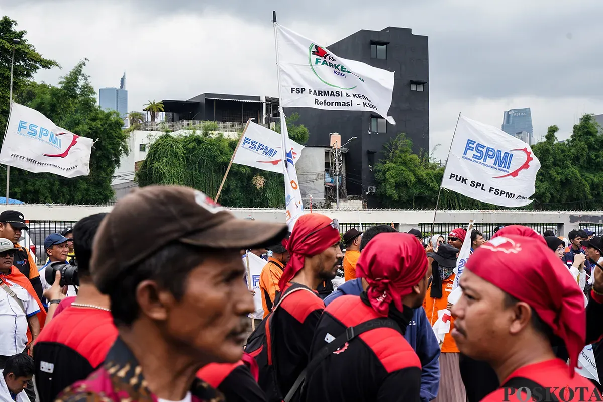 Ratusan buruh yang tergabung dari berbagai serikat pekerja melakukan kasi damai dengan menampilkan teatrikal pencak silat di depan kompleks Parlemen, Senayan, Jakarta, Kamis, 6 Februari 2025. (Sumber: Poskota/Bilal Nugraha Ginanjar)