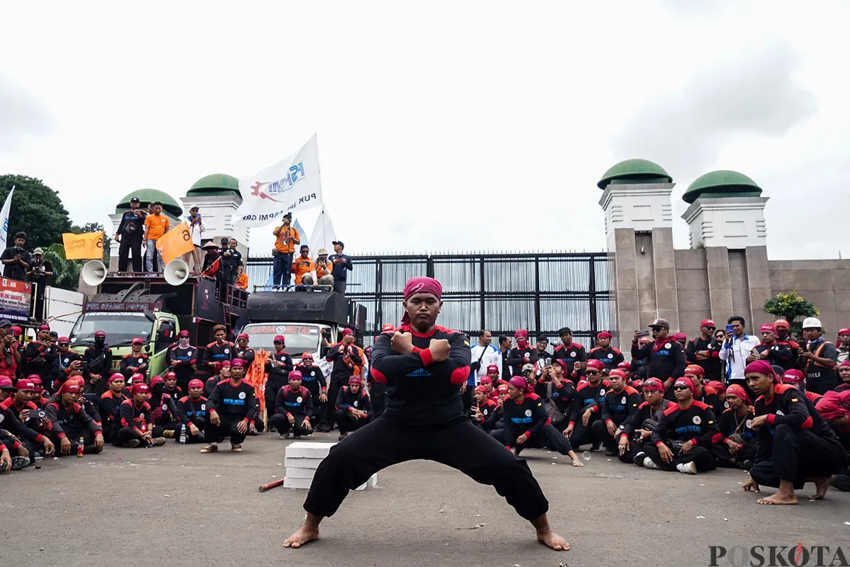 Ratusan buruh yang tergabung dari berbagai serikat pekerja melakukan kasi damai dengan menampilkan teatrikal pencak silat di depan kompleks Parlemen, Senayan, Jakarta, Kamis, 6 Februari 2025. (Sumber: Poskota/Bilal Nugraha Ginanjar)