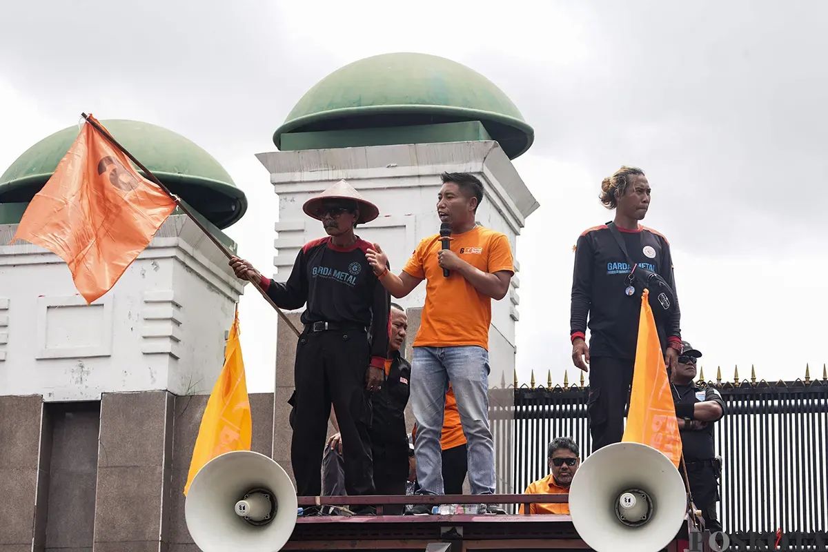 Ratusan buruh yang tergabung dari berbagai serikat pekerja melakukan kasi damai dengan menampilkan teatrikal pencak silat di depan kompleks Parlemen, Senayan, Jakarta, Kamis, 6 Februari 2025. (Sumber: Poskota/Bilal Nugraha Ginanjar)