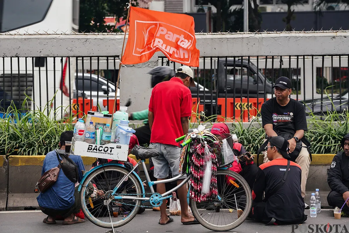 Ratusan buruh yang tergabung dari berbagai serikat pekerja melakukan kasi damai dengan menampilkan teatrikal pencak silat di depan kompleks Parlemen, Senayan, Jakarta, Kamis, 6 Februari 2025. (Sumber: Poskota/Bilal Nugraha Ginanjar)