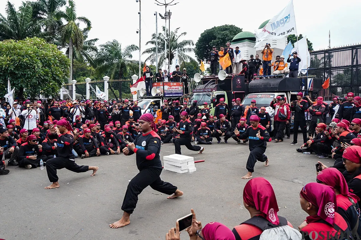 Ratusan buruh yang tergabung dari berbagai serikat pekerja melakukan kasi damai dengan menampilkan teatrikal pencak silat di depan kompleks Parlemen, Senayan, Jakarta, Kamis, 6 Februari 2025. (Sumber: Poskota/Bilal Nugraha Ginanjar)