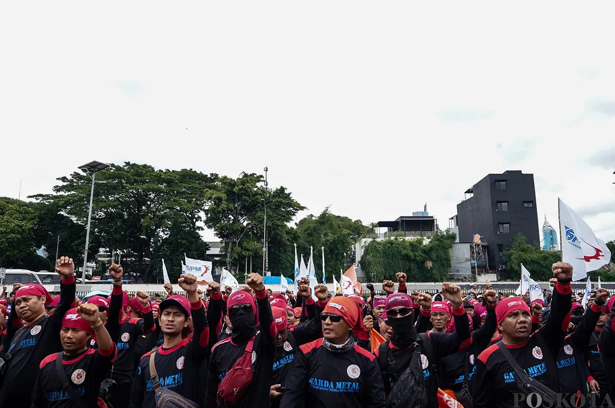 Ratusan buruh yang tergabung dari berbagai serikat pekerja melakukan kasi damai dengan menampilkan teatrikal pencak silat di depan kompleks Parlemen, Senayan, Jakarta, Kamis, 6 Februari 2025. (Sumber: Poskota/Bilal Nugraha Ginanjar)