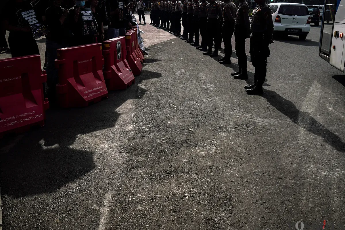 Sejumlah aktivis menggunakan baju hitam sambil membawa payung dan poster kejadian, mengikuti Aksi Kamisan Peringatan 36 Tahun Peristiwa Talangsari Lampung, di depan Istana Merdeka, Jakarta, Kamis, 7 Februari 2025. (Sumber: Poskota/Bilal Nugraha Ginanjar)