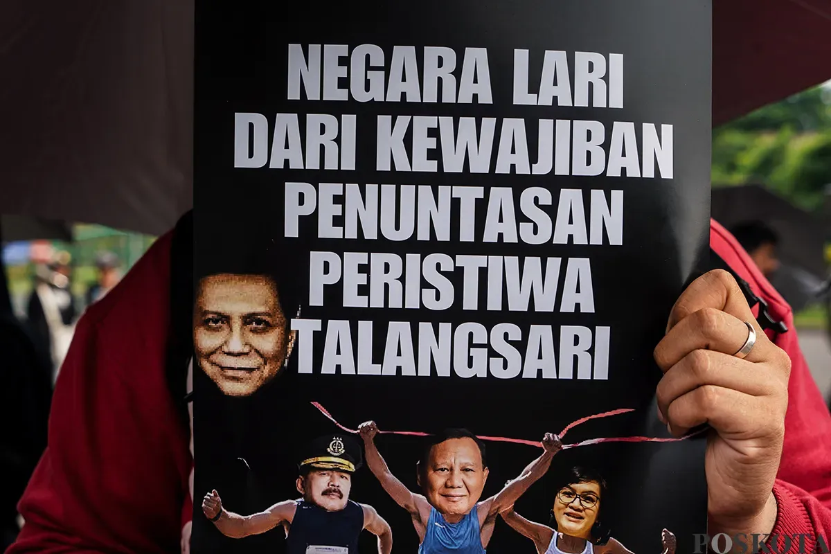 Sejumlah aktivis menggunakan baju hitam sambil membawa payung dan poster kejadian, mengikuti Aksi Kamisan Peringatan 36 Tahun Peristiwa Talangsari Lampung, di depan Istana Merdeka, Jakarta, Kamis, 7 Februari 2025. (Sumber: Poskota/Bilal Nugraha Ginanjar)