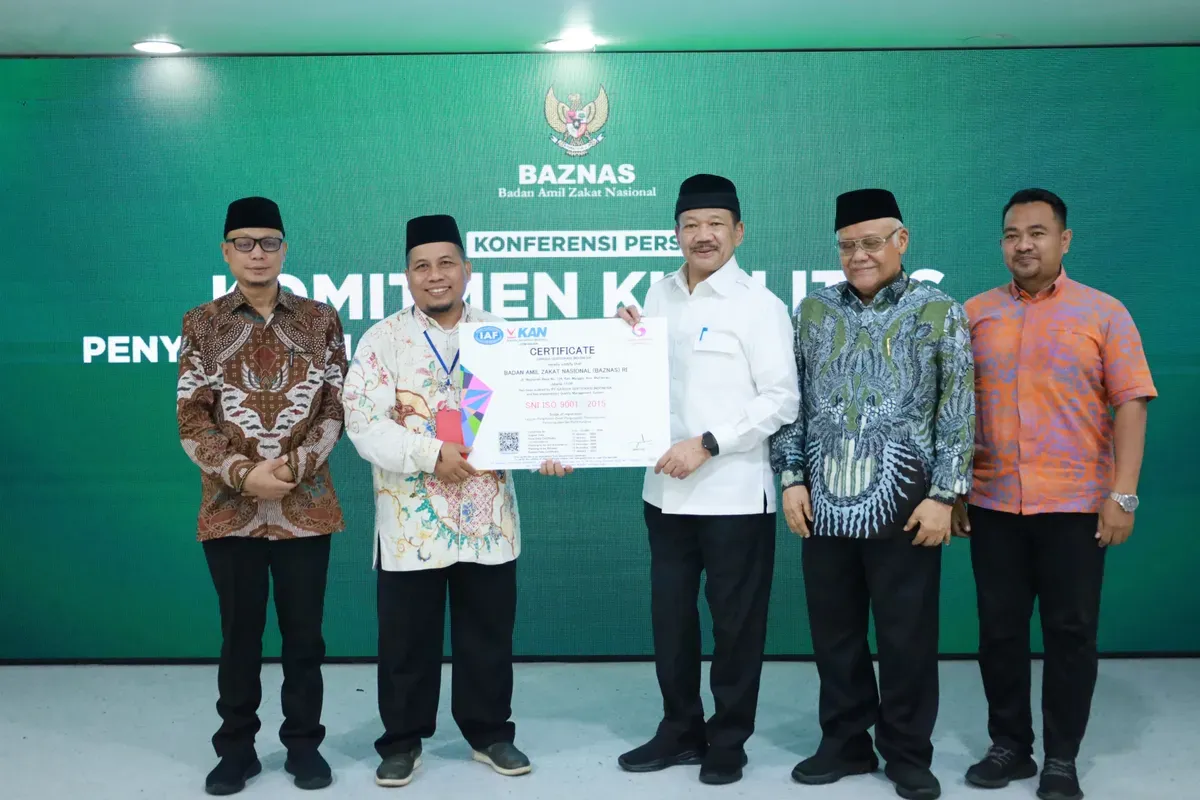 Ketua Baznas RI, Prof. KH. Noor Achmad menerima dua sertifikat ISO yang diserahkan perwakilan PT Garuda Sertifikasi Indonesia Eko Sutrisno di Gedung Baznas RI, Jakarta, Rabu, 5 Februari 2025. (Sumber: Dok. Baznas)