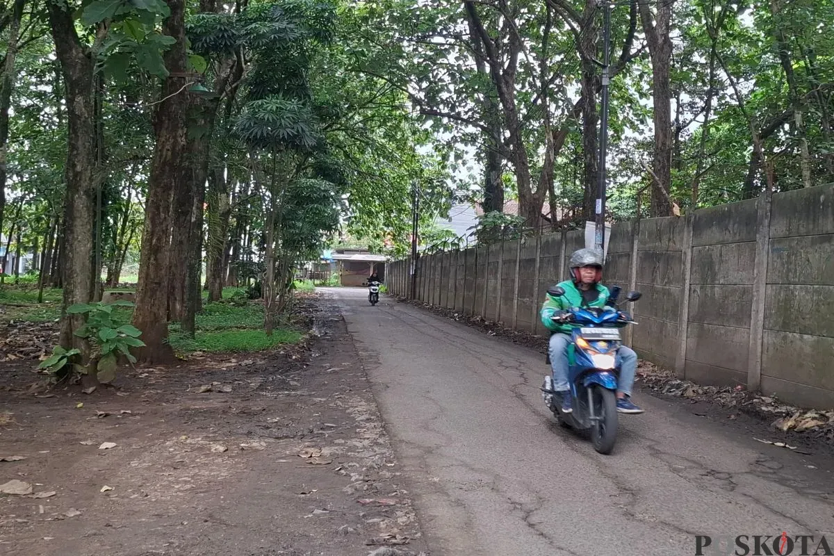 Suasan sekitar TKP begal di Jalan Makam Parakan Jati, Kelurahan Cinangka, Kecamatan Sawangan, Kota Depok, Kamis, 6 Februari 2025. (Sumber: Poskota/Angga Pahlevi)