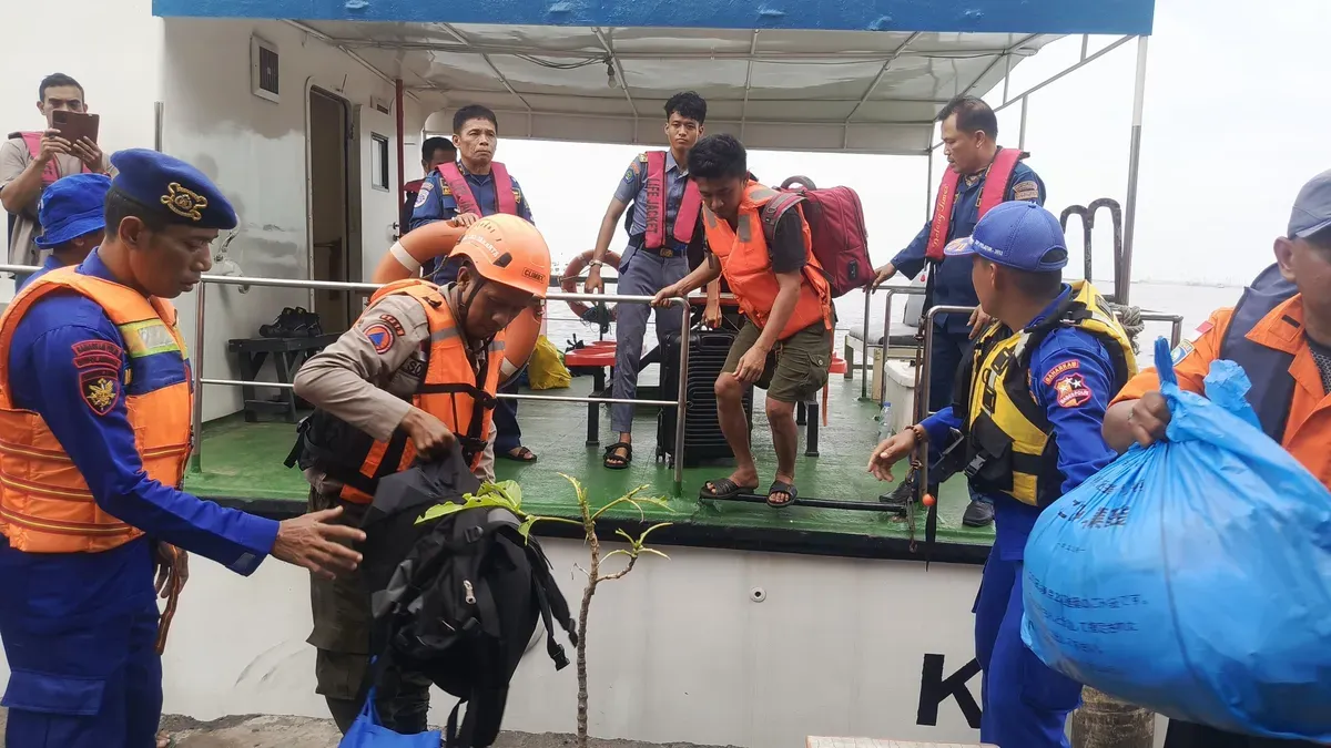 Proses evakuasi 18 penumpang kapal yang karam di Pelabuhan Tanjung Priok, Jakarta Utara, Kamis, 6 Februari 2025. (Sumber: Dok. BPBD Jakarta)