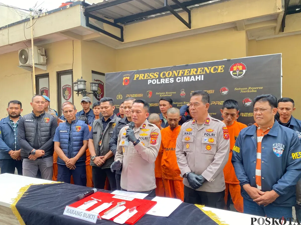 Wakapolres Cimahi Kompol Andry Fran Ferdyawan (tengah), menyampaikan keterangankasus pencurian kendaraan di Mapolres Cimahi, Jalan Amir Machmud, Kota Cimahi. (Sumber: Poskota/Gatot Poedji Utomo)