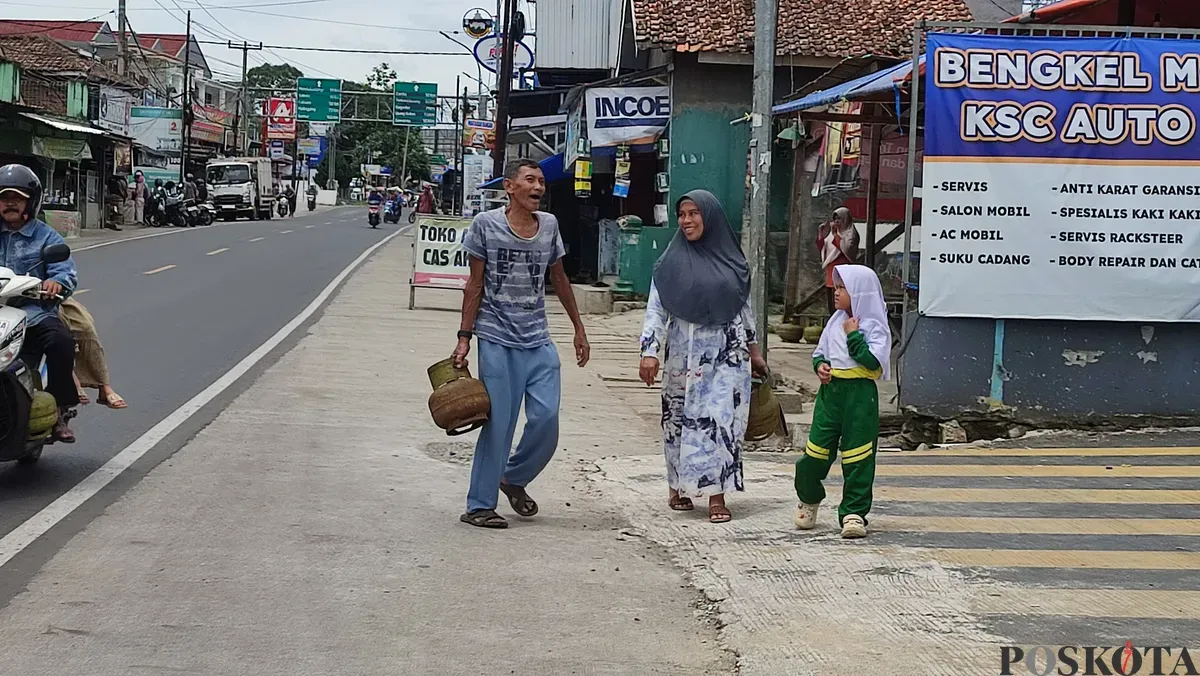 Sejumlah warga Pandeglang menenteng tabung gas melon kosong ke pangkalan terdekat di Kampung Cipacung, Saruni, Majasari, Pandeglang. (Sumber: Poskota/Samsul Fatoni)