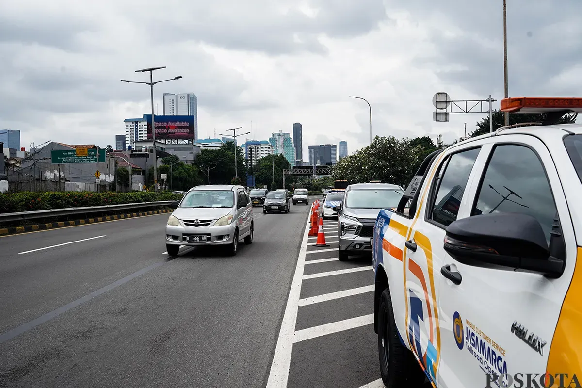 Sejumlah kendaraan melintasi Jalan Tol Lingkar Dalam Jakarta, Kamis, 6 Februari 2025. (Sumber: Poskota/Bilal Nugraha Ginanjar)