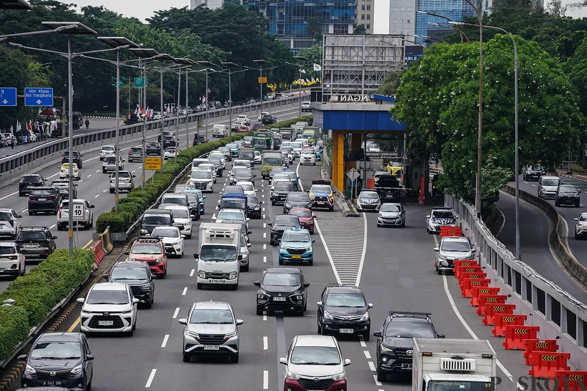 Sejumlah kendaraan melintasi Jalan Tol Lingkar Dalam Jakarta, Kamis, 6 Februari 2025. (Sumber: Poskota/Bilal Nugraha Ginanjar)