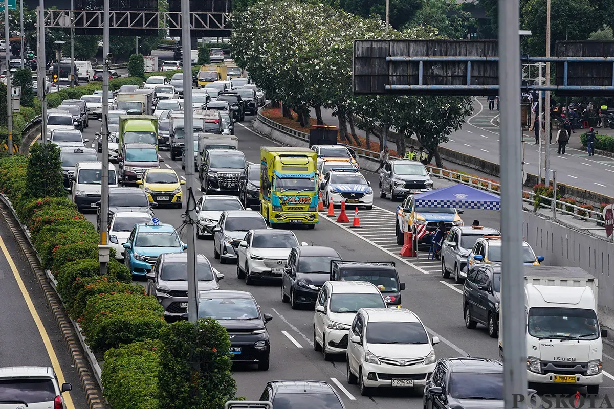 Sejumlah kendaraan melintasi Jalan Tol Lingkar Dalam Jakarta, Kamis, 6 Februari 2025. (Sumber: Poskota/Bilal Nugraha Ginanjar)