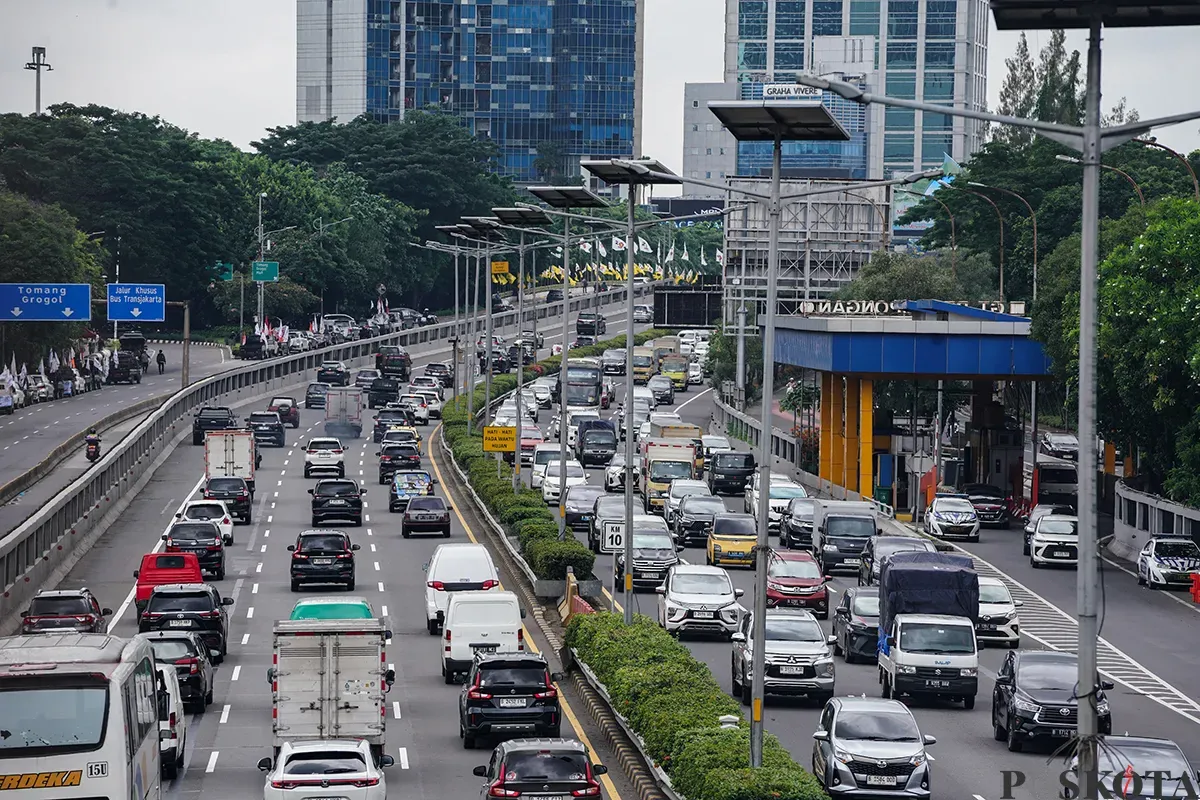 Sejumlah kendaraan melintasi Jalan Tol Lingkar Dalam Jakarta, Kamis, 6 Februari 2025. (Sumber: Poskota/Bilal Nugraha Ginanjar)