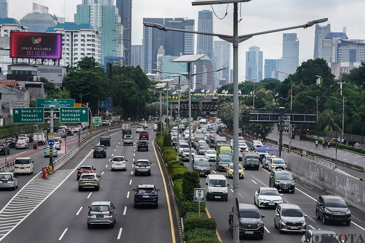 Sejumlah kendaraan melintasi Jalan Tol Lingkar Dalam Jakarta, Kamis, 6 Februari 2025. (Sumber: Poskota/Bilal Nugraha Ginanjar)