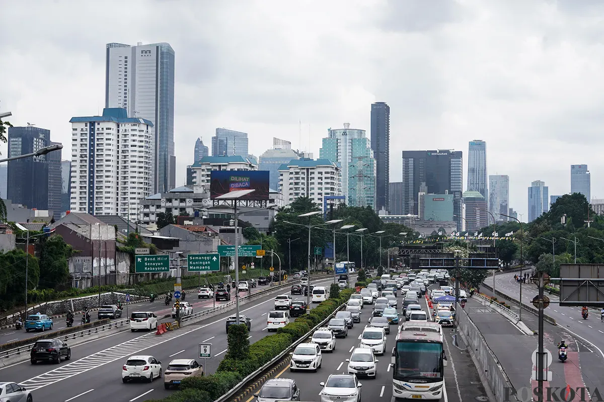 Sejumlah kendaraan melintasi Jalan Tol Lingkar Dalam Jakarta, Kamis, 6 Februari 2025. (Sumber: Poskota/Bilal Nugraha Ginanjar)