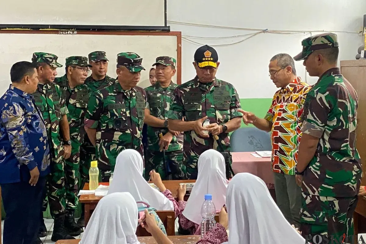 Panglima TNI Jenderal Agus Subiyanto meninjau langsung pelaksanaan program MBG, di SDN Mandiri 2, Kota Cimahi, Kamis, 6 Februari 2025. (Sumber: Poskota/Gatot Poedji Utomo)