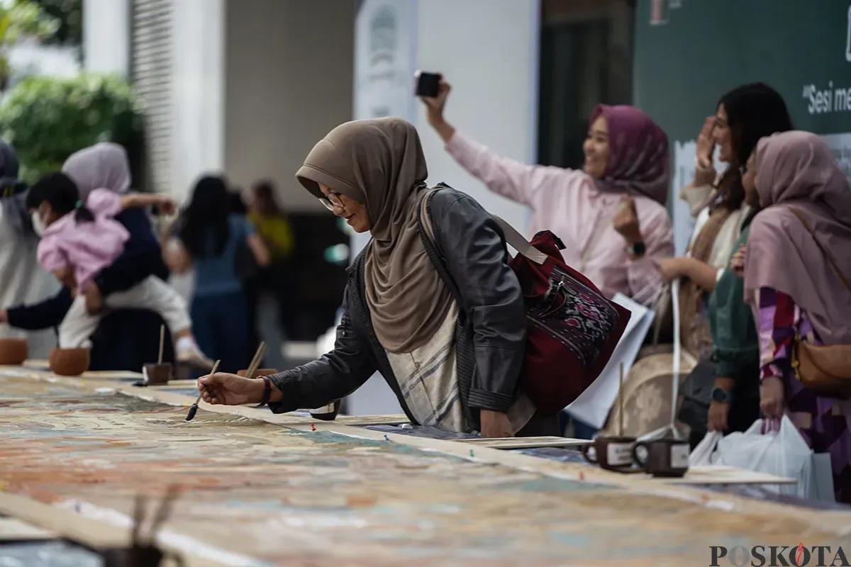 Pengunjung melihat berbagai produk kerajinan tangan di Jakarta Convention Center (JCC), Senayan, Jakarta, Kamis, 6 Februari 2025. (Sumber: Poskota/Bilal Nugraha Ginanjar)