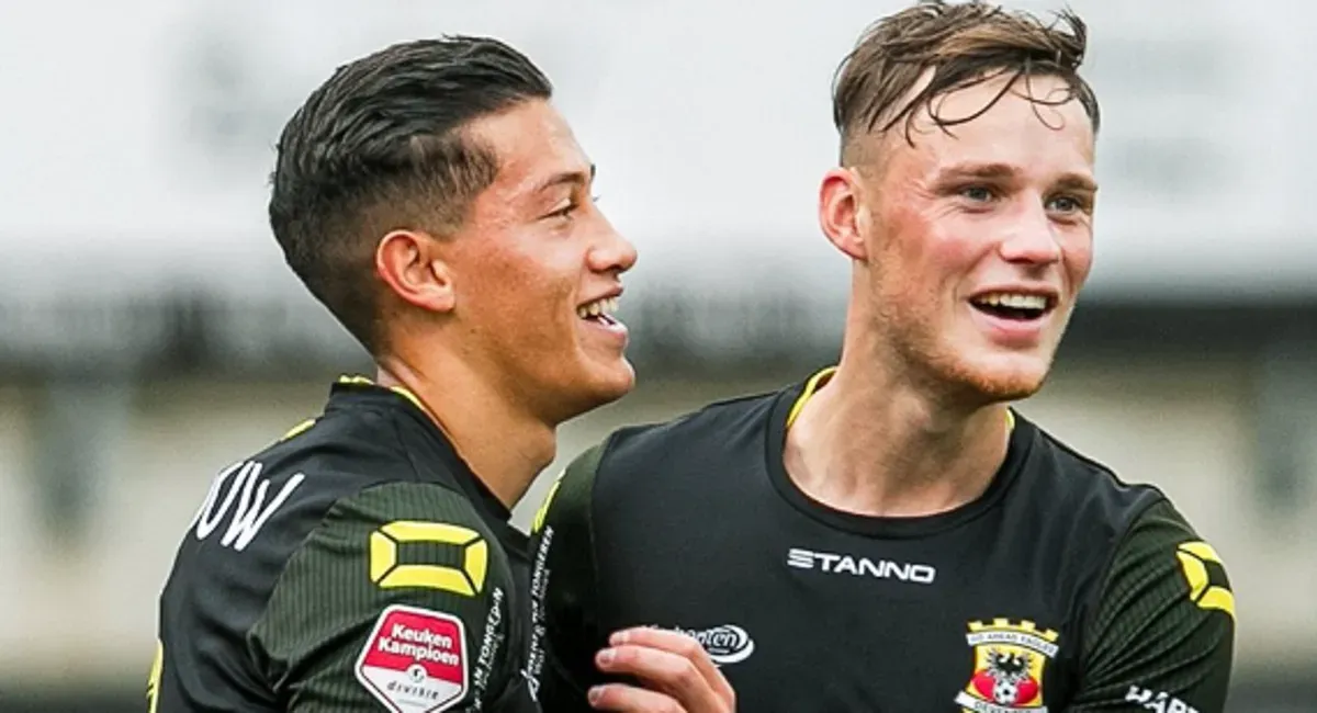 Jay Idzes dan Sam Beukema saat masih membela Go Ahead Eagles. (Sumber: Instagram/@jayidzes)