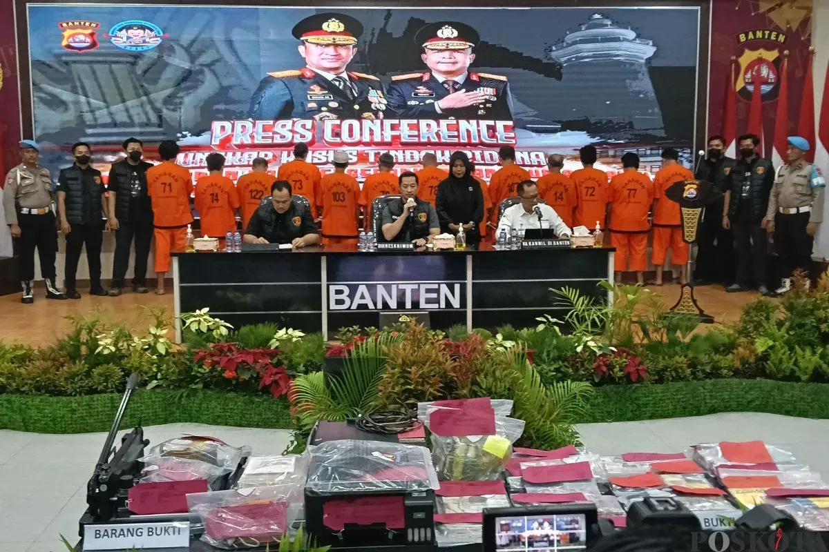 Polda Banten saat menggelar jumpa pers terkait pembongkaran kasus peredaran uang palsu di Mapolda Banten, Kamis, 6 Februari 2025. (Sumber: Poskota/Rahmat Haryono)