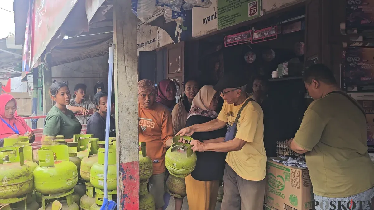 Antrean pembeli gas di salah satu agen di Kecamatan Tigaraksa, Kabupaten Tangerang. (Sumber: Poskota/Veronica Prasetio)