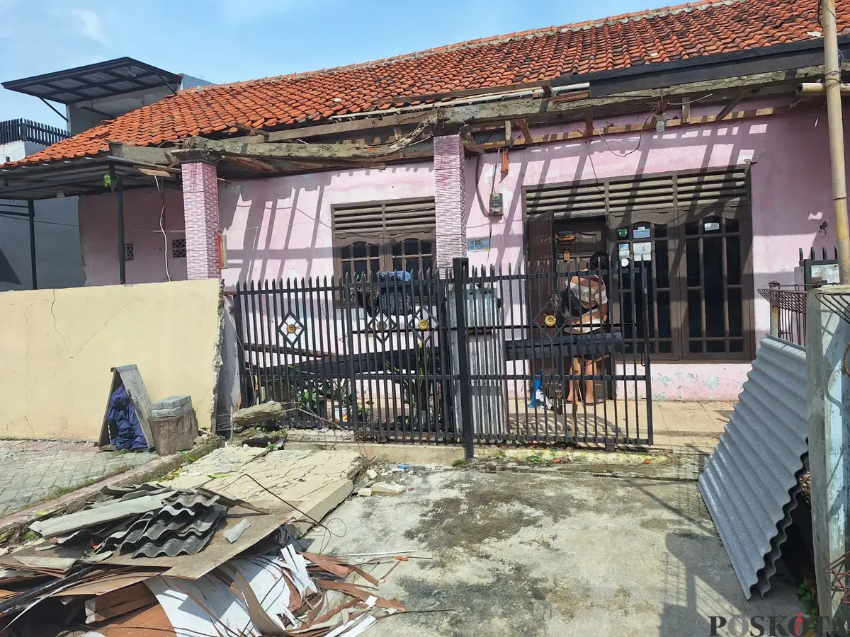 Salah satu bangunan rumah warga di Sumber Jaya, Tambun Selatan, Kabupaten Bekasi, rusak di terjang angin puting beliung. Jumat, 7 Februari 2025. (Sumber: Poskota/Ihsan Fahmi)