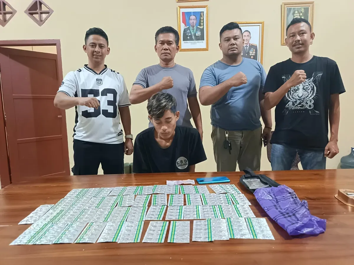 Jajaran Polsek Panimbang di Pandeglang saat mengamankan pelaku pengedar obat Tramadol. (Sumber: Dok. Polsek Panimbang)