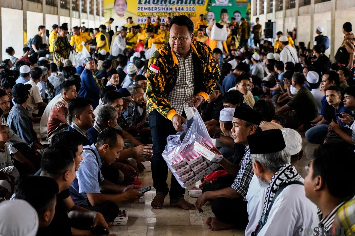 Petugas membagikan makanan berupa nasi box secara gratis kepada sejumlah warga seusai melaksanakan ibadah shalat Jumat di Masjid Istiqlal, Jakarta, Jumat, 7 Februari 2025. (Sumber: Poskota/Bilal Nugraha Ginanjar)