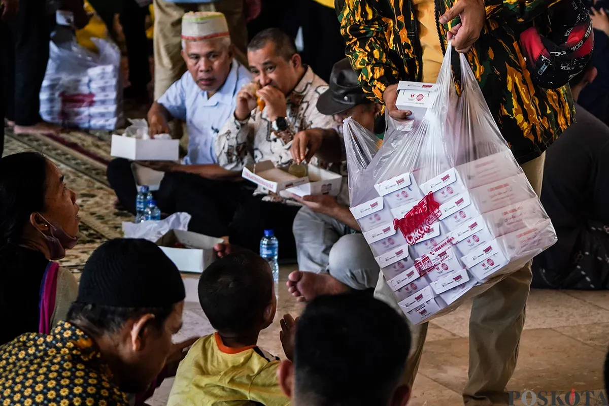 Petugas membagikan makanan berupa nasi box secara gratis kepada sejumlah warga seusai melaksanakan ibadah shalat Jumat di Masjid Istiqlal, Jakarta, Jumat, 7 Februari 2025. (Sumber: Poskota/Bilal Nugraha Ginanjar)