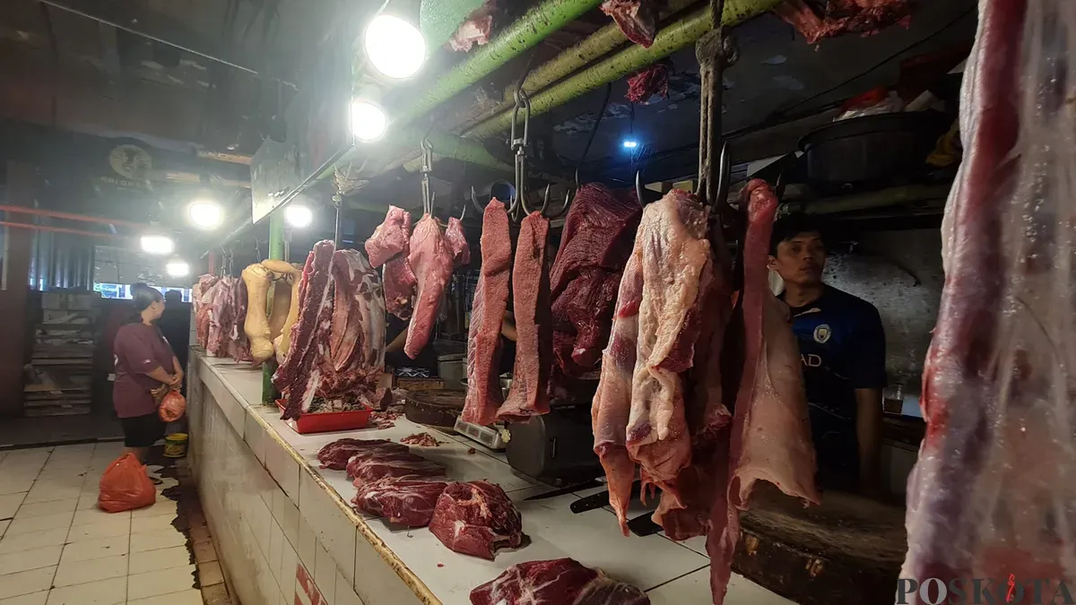 Pedagang daging di pasar tradisional Tomang Barat, Grogol Petamburan, Jakarta Barat. (Sumber: Poskota/Pandi Ramedhan)